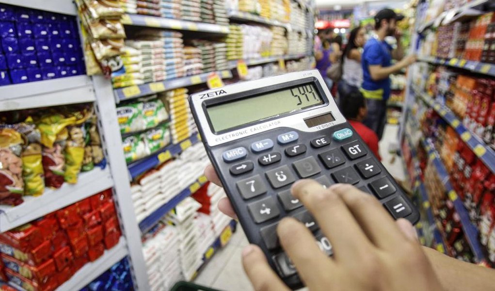 Relatório Focus, divulgado pelo Banco Central na manhã desta segunda-feira, 31, mostra que as projeções dos especialistas consultados para a economia foi de queda de 3,22% para 3,30% em 2016 e de crescimento de 1,23% para 1,21% em 2017; já para o IPCA, índice que mede a inflação, as estimativas caíram levemente, de 6,89% para 6,88% em 2016, e foram mantidas em 5% para o fim de 2017; mercado espera que a a taxa básica de juros chegue ao final deste ano em 13,50%