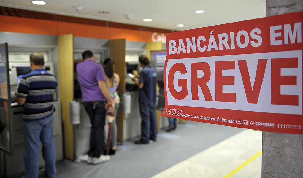 Bancários de todo o país entram em greve por tempo indeterminado, depois de rejeitar a proposta oferecida pela Federação Nacional dos Bancos (Fenaban); as reivindicações incluem reajuste salarial, reposição inflacionária de 5%, antecipação e reajuste na participação dos lucros, aumento do piso salarial, aumento do vale-alimentação, melhores condições de trabalho e plano de carreira