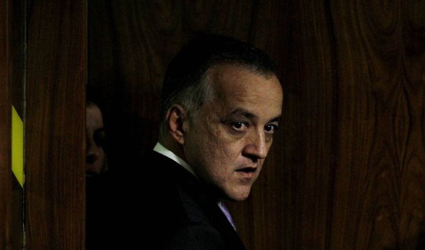 
O ministro Francisco Falcão, presidente do Superior Tribunal de Justiça (STJ), negou pedido da defesa do empresário Carlos Augusto de Almeida Ramos, conhecido como Carlinhos Cachoeira, para que a prisão domiciliar dele fosse cumprida em sua residência de Goiânia (GO); com a decisão, o empresário permanece no Rio de Janeiro, onde cumpre prisão domiciliar em um hotel da zona sul da cidade; ele é alvo da Operação Saqueador, da PF, que rastreia esquema de desvio de verbas públicas e lavagem de dinheiro, no valor de R$ 370 milhões; de acordo com o MPF, os principais acusados são Fernando Cavendish e Cachoeira

 