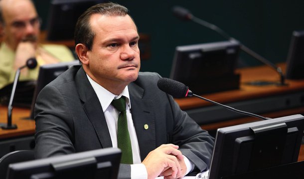 Senador Wellington Fagundes (PR-MT), relator da Lei de Diretrizes Orçamentares (LDO) de 2017 no Congresso, incorporou em seu parecer a estimativa de déficit de R$ 139 bilhões nas contas públicas, feito pelo governo interino de Michel Temer; Fagundes também inseriu no projeto da LDO o mecanismo que limita o crescimento dos gastos à inflação; "Dada a gravidade da situação das finanças públicas, entendemos que será desafiador até mesmo limitar o déficit à meta proposta", afirmou; considerando o setor público como um todo, incluindo estados, municípios e estatais, o rombo chegará a R$ 143,1 bilhões