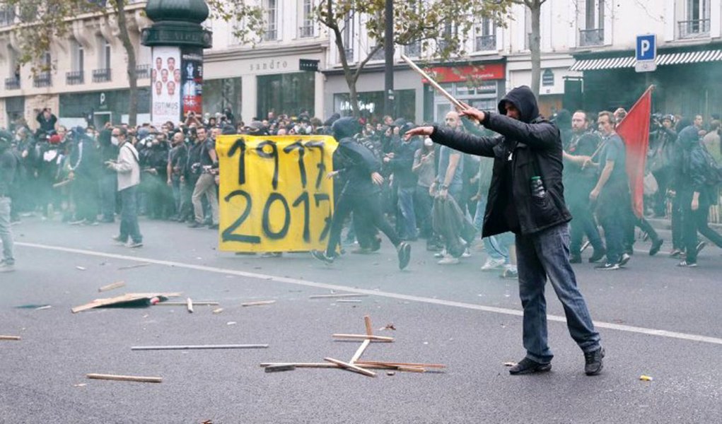 Líderes de centrais sindicais da França prometeram continuar lutando contra uma mudança na lei trabalhista que irá tornar as contratações e demissões mais fáceis, mas reconheceram que o apoio está diminuindo; "Não desistiremos da luta. Não teremos outra onda de manifestações, mas há outras maneiras de combater a lei trabalhista", disse Jean-Claude Mailly, diretor da central Force Ouvrière; uma nova manifestação ocntra a reforma trabalhista está marcada para esta quinta-feira (15) 