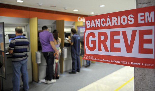Bancários de todo o país entram em greve por tempo indeterminado, depois de rejeitar a proposta oferecida pela Federação Nacional dos Bancos (Fenaban); as reivindicações incluem reajuste salarial, reposição inflacionária de 5%, antecipação e reajuste na participação dos lucros, aumento do piso salarial, aumento do vale-alimentação, melhores condições de trabalho e plano de carreira
