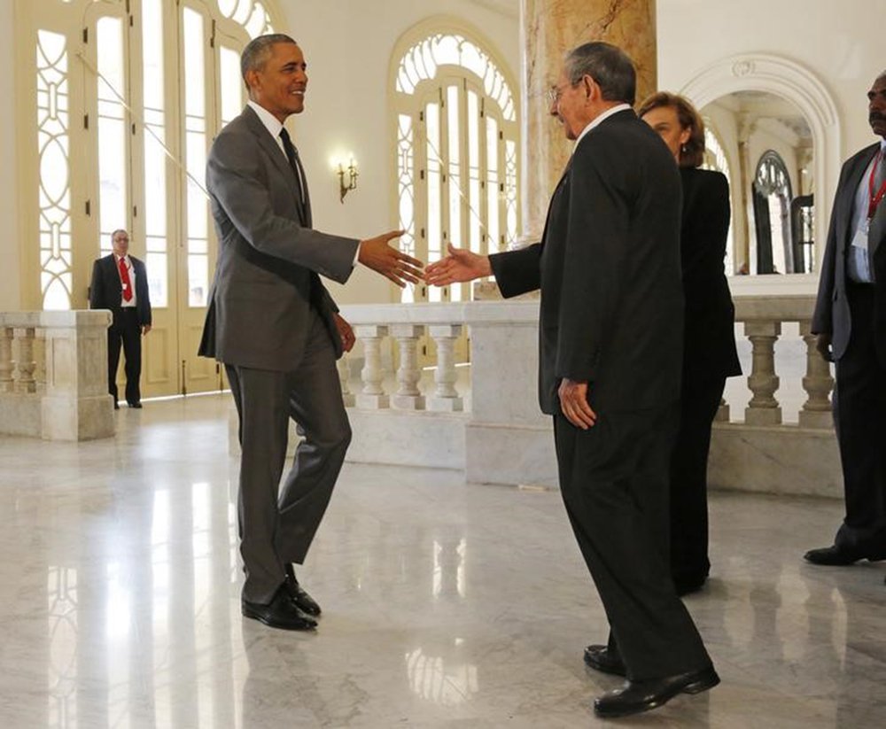 Obama cumprimenta Raúl Castro em teatro de Havana. 22/3/2016. REUTERS/Jonathan Ernst