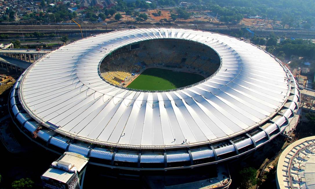 A prefeitura negociará com o governo do Rio de Janeiro para assumir a administração do estádio do Maracanã, depois que a atual concessionária manifestou interesse de devolver a concessão assumida em 2013, disse o prefeito Eduardo Paes neste sábado (9); segundo Paes, as negociações devem evoluir na próxima semana e a ideia é fazer do estádio uma parceria público privada, incluindo clubes de futebol; Paes revelou que já iniciou tratativas com Flamengo e Fluminense, que são usuários do estádio; a dupla teria que se unir a um grupo privado para viabilizar a nova concessão