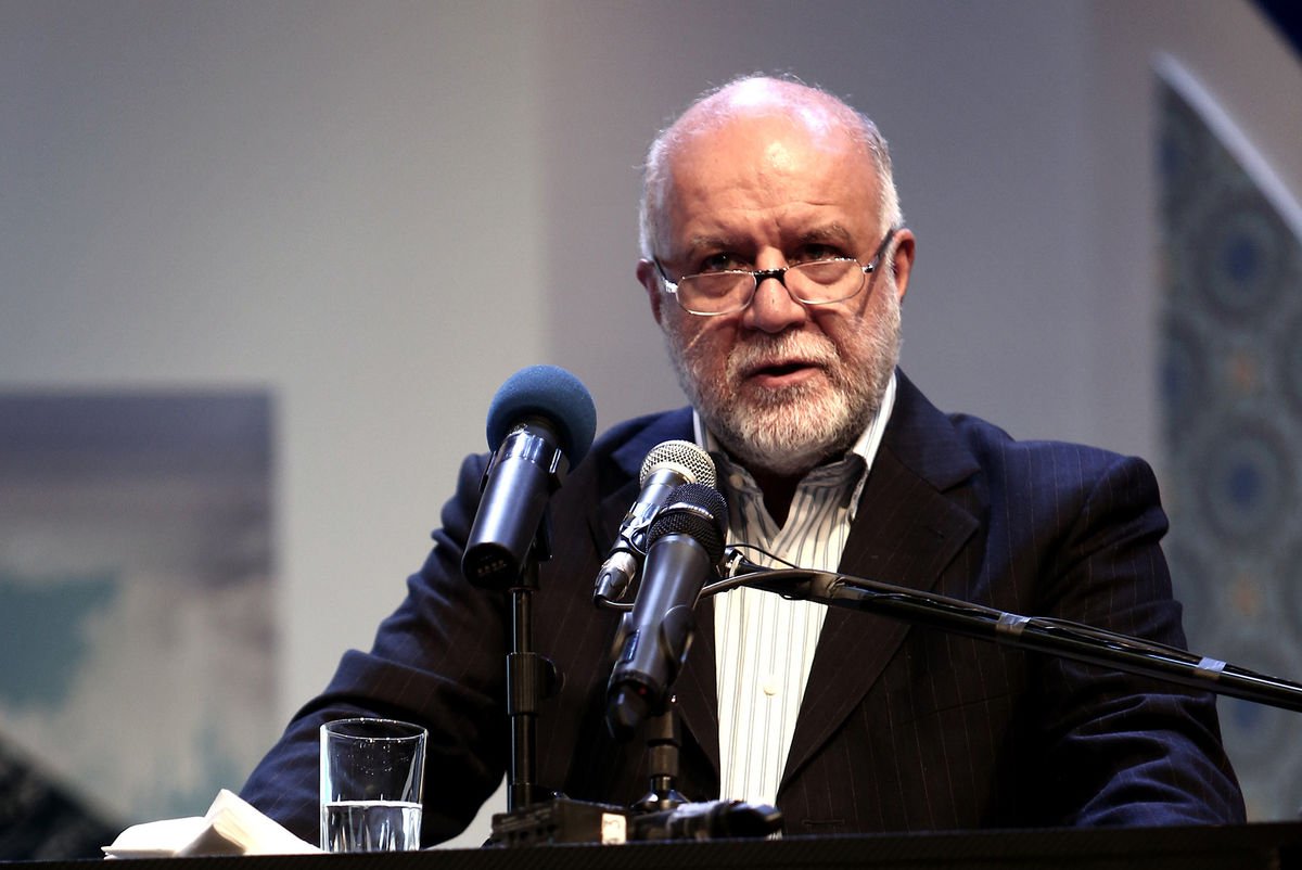 A Organização dos Países Exportadores de Petróleo (Opep) fechou acordo nesta quarta-feira para reduzir modestamente sua produção de petróleo, no primeiro acerto do gênero desde 2008, com a líder do grupo Arábia Saudita suavizando sua postura sobre o Irã, seu arquirrival, em meio a pressões crescentes dos baixos preços de petróleo; "A OPEP tomou uma decisão excepcional hoje... Após dois anos e meio, a Opep alcançou consenso para gerir o mercado", disse o ministro do Petróleo iraniano Bijan Zanganeh, que havia entrado repetidamente em rota de colisão com a Arábia Saudita em encontros anteriores