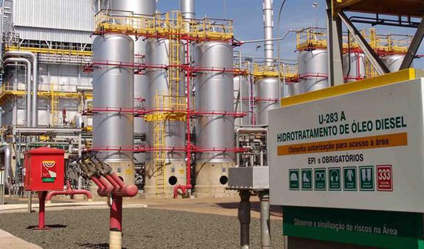 Pesquisa Industrial Anual – Produto (PIA Produto 2014), do Instituto Brasileiro de Geografia e Estatística (IBGE) revelou que o Brasil tinha em 2014 41,2 mil empresas industriais com 30 ou mais pessoas ocupadas; em suas 51,4 mil unidades produtivas, essas empresas comercializaram 3.441 diferentes tipos de produtos, que geraram receita de R$ 2,2 trilhões; levantamento indica que, pelo valor de venda, o óleo diesel manteve em 2014 a liderança do ranking industrial, respondendo por 3,5% dos R$ 2,2 trilhões gerados de receita pelo setor industrial – o equivalente a R$ 75,1 bilhões