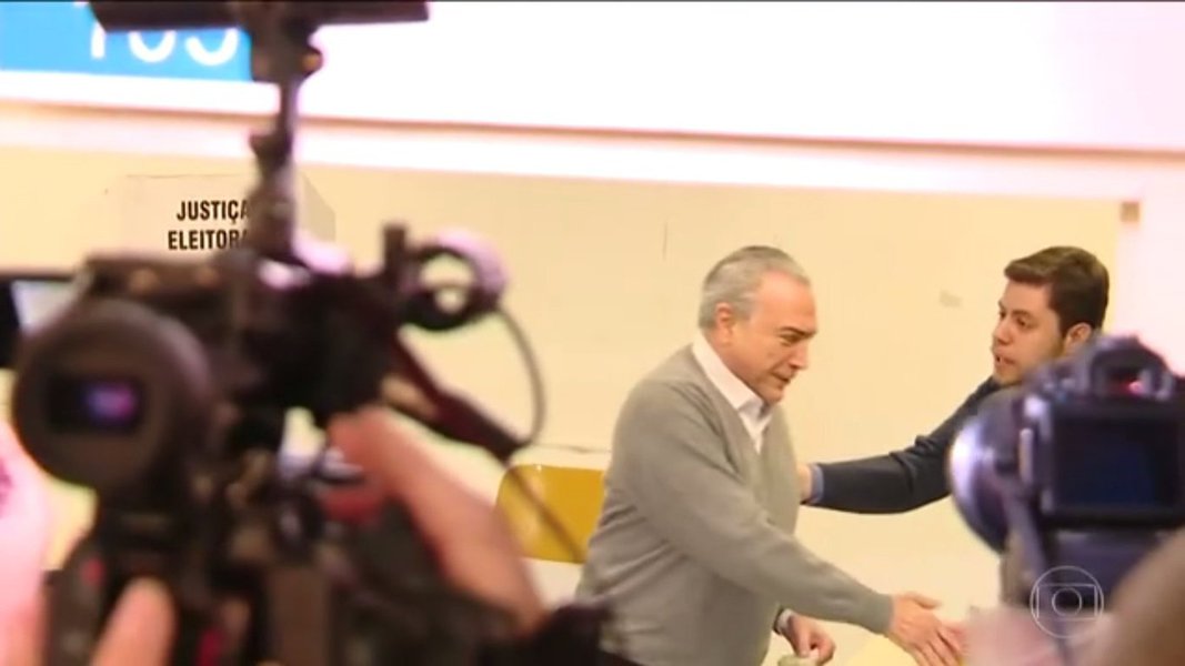 Ao comentar a "carteirada" que Michel Temer deu ao chegar à seção eleitoral às 7h52 neste domingo, ao contrário do que havia divulgado sua assessoria de imprensa, às 11h, o jornalista Kiko Nogueira, do Diário do Centro do Mundo, diz que "Temer é um presidente clandestino e foragido, obrigado a truques baratos para não ser visto em público por mais gente do que sua família ou seus amigos"; "Temer não foi ao final da Olimpíada e não irá a lugar nenhum que tenha algo parecido com povo", diz ele