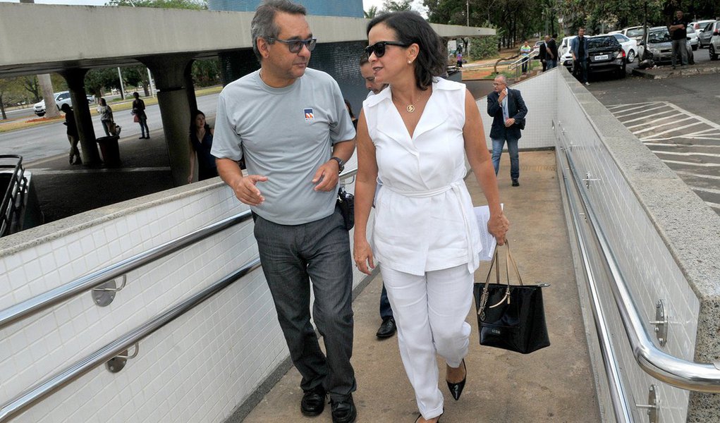 Com o objetivo de melhorar a acessibilidade dos 2,8 mil passageiros com deficiência que passam, por mês, pela estação da 114 Sul, a Companhia do Metropolitano do Distrito Federal (Metrô-DF) inaugurou obras no local; escadas externas foram construídas; meios-fios, rebaixados; e corrimãos duplos com informações em braile, instalados; também faz parte das adaptações a instalação de alvenaria revestida em pastilha na rampa externa e de guarda-corpos em inox e vidro nas escadas internas