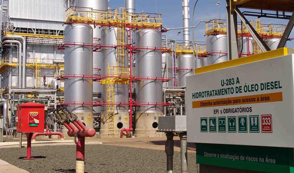 Pesquisa Industrial Anual – Produto (PIA Produto 2014), do Instituto Brasileiro de Geografia e Estatística (IBGE) revelou que o Brasil tinha em 2014 41,2 mil empresas industriais com 30 ou mais pessoas ocupadas; em suas 51,4 mil unidades produtivas, essas empresas comercializaram 3.441 diferentes tipos de produtos, que geraram receita de R$ 2,2 trilhões; levantamento indica que, pelo valor de venda, o óleo diesel manteve em 2014 a liderança do ranking industrial, respondendo por 3,5% dos R$ 2,2 trilhões gerados de receita pelo setor industrial – o equivalente a R$ 75,1 bilhões