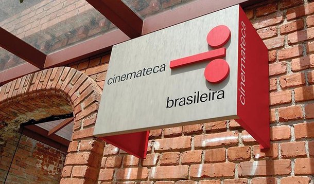 Exonerações incluem integrantes da Cinemateca Brasileira, da Fundação Biblioteca Nacional e do Instituto Brasileiro de Museus; “A orientação atende uma demanda da sociedade civil por uma gestão republicana e transparente e que será implementada à risca pelo Ministério da Cultura”, alega a pasta; ao assumir interinamente a presidência, Michel Temer extinguiu o Ministério da Cultura e as atribuições da pasta foram incorporadas pelo Ministério da Educação; depois, voltou atras 