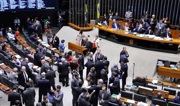 Proposta de Emenda à Constituição que prorroga a Desvinculação de Receitas da União (DRU) até 2023 foi aprovada em segundo turno; foram 340 votos a 96; parlamentares analisam os destaques apresentados ao substitutivo do deputado Laudivio Carvalho (SD-MG), que permite ao governo realocar livremente 30% das receitas obtidas com taxas, contribuições sociais e de intervenção sobre o domínio econômico (Cide), que hoje são destinadas, por determinação constitucional ou legal, a órgãos, fundos e despesas específicos