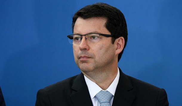 O novo presidente do Banco do Brasil, Paulo Caffarelli, disse ainda que os três bancos públicos atuarão de forma integrada. "Eu, Maria Silvia (BNDES) e Gilberto Occhi (Caixa) vamos ter uma agenda conjunta; os três bancos públicos, visando a retomada do crescimento econômico do País. Serão desenvolvidas estruturação de operações, com enfoque na infraestrutura, na atividade produtiva, nos investimentos. Gostaria que os bancos privados viessem junto conosco nessa empreitada", afirmou