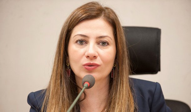A deputada distrital Sandra Faraj (SD), da bancada evangélica, enviou ofício a um colégio de ensino médio de Ceilândia para questionar um trabalho escolar que tratava sobre homofobia; professores e entidades em defesa da educação ficaram revoltados com a interferência da parlamentar na escolha do conteúdo pedagógico; a parlamentar disse ter recebido reclamações em seu gabinete com relação ao assunto e enviou ofício à direção da escola pedindo "esclarecimentos" e "providências legais cabíveis"; sindicatos dos professores acusa a deputada de intimidar e constranger os docentes