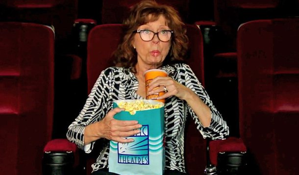 Mais de 15 anos atrás, Susan Sarandon levava uma Natalie Portman adolescente para a Los Angeles que sua personagem tanto sonhava, embora Beverly Hills estivesse longe dos desejos da filha, evidenciando a conturbada relação maternal que conduzia a comédia dramática "Em Qualquer Outro Lugar" (1999). Agora, ela é uma viúva que cresceu no Brooklin e está se mudando de Nova Jersey para a mesma L.A., com o intuito de ficar próxima de sua filha, uma roteirista em seus 30 anos (Rose Byrne), na comédia-dramática "A Intrometida"