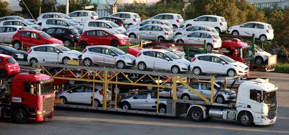 Carros novos sÃ£o transportados em um caminhÃ£o cegonha em SÃ£o Bernardo do Campo, SÃ£o Paulo. 29/04/2014. REUTERS/Paulo Whitaker (BRAZIL= - Tags: TRANSPORT BUSINESS)