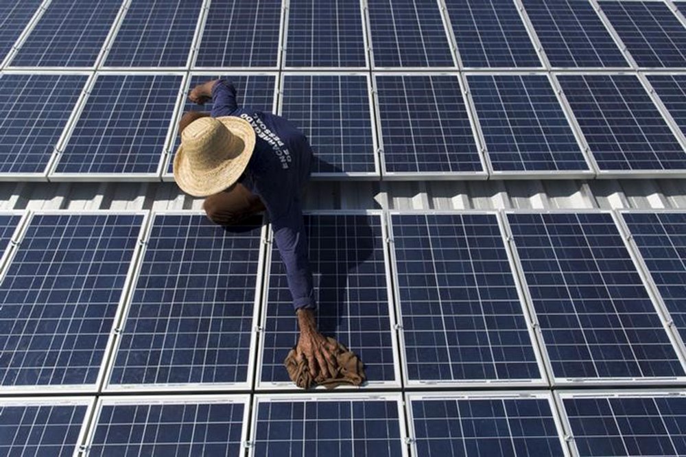 Francisco da Silva Vale, 61, faz manutenção de painéis solares na comunidade Vila Nova do Amana na Reserva de Desenvolvimento Sustentável, no Estado do Amazonas, no Brasil 22/09/2015 REUTERS/Bruno Kelly