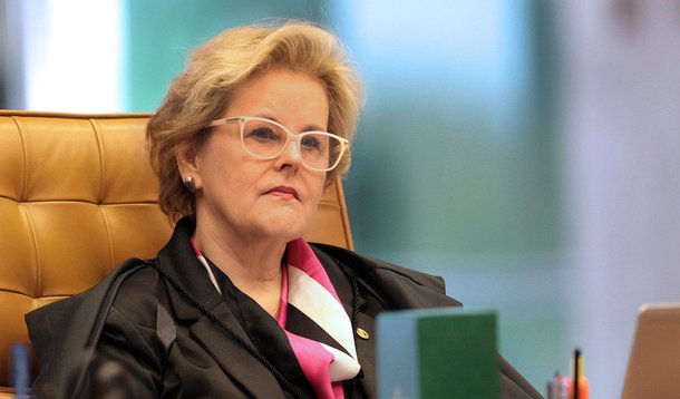 A ministra do STF Rosa Weber deferiu a liminar do jornal Gazeta do Povo para que as 42 ações contra o veículo e cinco profissionais sejam suspensas; a ministra reconsiderou sua decisão anterior que permitia que os processos fossem julgados pela Justiça estadual. Ela deve determinar se as ações serão julgadas pelo STF ou pela Justiça do Paraná; as ações foram propostas depois que o jornal publicou uma série de reportagens que mostrava a remuneração paga pelo TJ e pelo MP-PR; segundo as publicações, magistrados receberam, em média, mais de R$ 500 mil em 2015