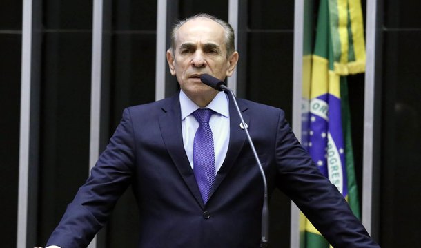 Em seu discurso, o deputado federal Marcelo Castro (PMDB-PI), que disputa o comando da Câmara, disse que sempre teve lado; ele disse ainda que "nenhum partido, nenhuma pessoa será discriminada, será excluída" caso ele se torne presidente da Câmara; "Não tomarei nenhuma decisão arbitrária, autoritária, ou personalística. Trabalharei pela harmonia interna, e pela harmonia externa com os outros poderes", afirmou; Castro defendeu a democracia com equilíbrio entre os poderes