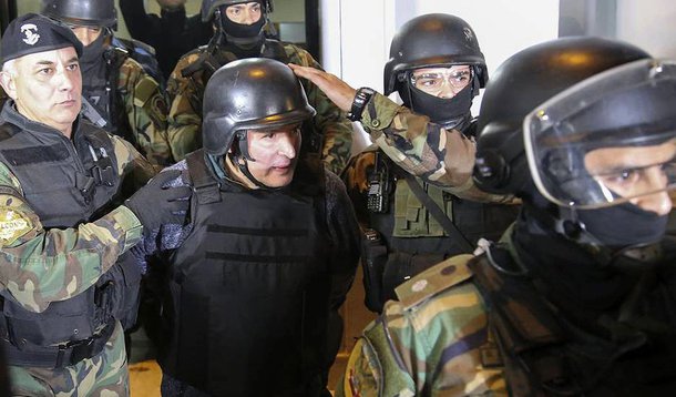 Depois das duras críticas e escândalos provocados por enriquecimento ilegítimo, deputados da Argentina aprovaram projeto de lei que permite a delação premiada em casos de corrupção; antes, a medida podia ser aplicada apenas em casos de lavagem de dinheiro e tráfico de drogas; questão da corrupção na Argentina ficou bastante tensa depois da detenção do secretário de obras do governo Cristina Kirchner (2003-2015), José López, que tentava esconder quase R$ 30 milhões no terreno de um convento da região da Grande Buenos Aires