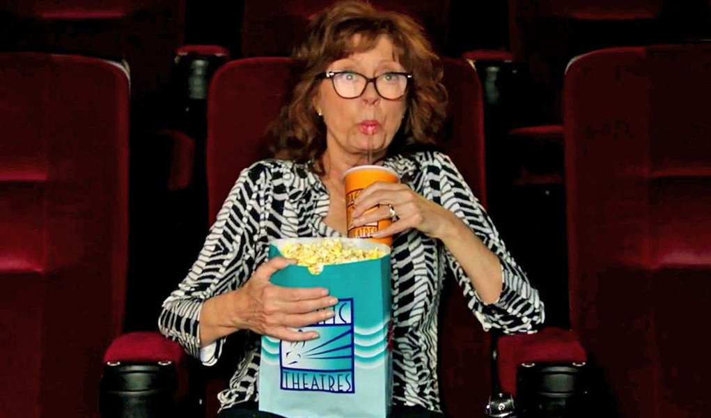 Mais de 15 anos atrás, Susan Sarandon levava uma Natalie Portman adolescente para a Los Angeles que sua personagem tanto sonhava, embora Beverly Hills estivesse longe dos desejos da filha, evidenciando a conturbada relação maternal que conduzia a comédia dramática "Em Qualquer Outro Lugar" (1999). Agora, ela é uma viúva que cresceu no Brooklin e está se mudando de Nova Jersey para a mesma L.A., com o intuito de ficar próxima de sua filha, uma roteirista em seus 30 anos (Rose Byrne), na comédia-dramática "A Intrometida"