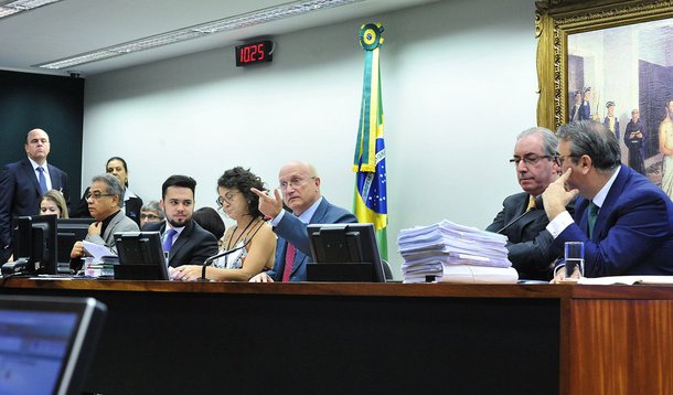 O colegiado se reuniu ontem para analisar o tema, mas o presidente da Comissão de Constituição e Justiça, Osmar Serraglio (PMDB-PR), aliado de Eduardo Cunha (PMDB-RJ), encerrou a reunião do colegiado, mesmo sem a ordem do dia ter sido iniciada no plenário; deputados gritaram "vergonha"; o colegiado voltou a se reunir nesta manhã para analisar recurso de Cunha que questiona decisão do Conselho de Ética que aprovou a cassação do mandato do deputado