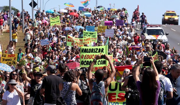 Cabe aos eleitores afanados de seus direitos recusar obediência, interpelar a infalibilidade do Supremo Tribunal Federal por infidelidade constitucional e manter o democrático escracho, forma de coação moral dentro da legalidade, até que os usurpadores renunciem ou saiam eleitoralmente derrotados em 2016 e 2018