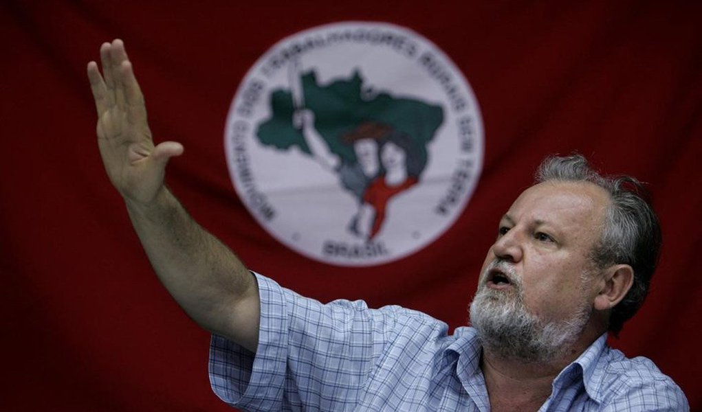 Líder dos sem-terra garante que, se a prisão de Lula se consumar, o movimento vai se mobilizar imediatamente, fazendo manifestações em todos os locais símbolos do Judiciário, como os fóruns e tribunais em todo o país, fazendo vigílias; para ele,  a prisão de Lula traz mais prejuízos para a direita, reunificaria a esquerda e transformaria o Lula numa vítima, num herói