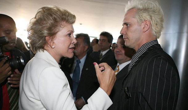 "Minha mãe é golpista, meu pai é petista e eu sou anarquista. Momentos políticos difíceis, né", diz o cantor em um vídeo publicado em sua página no Facebook; candidata à Prefeitura de São Paulo pelo PMDB, Marta Suplicy, ex-petista, votou pelo impeachment de Dilma Rousseff no Senado; seu voto também foi criticado pelo ex-marido, o ex-senador Eduardo Suplicy; assista