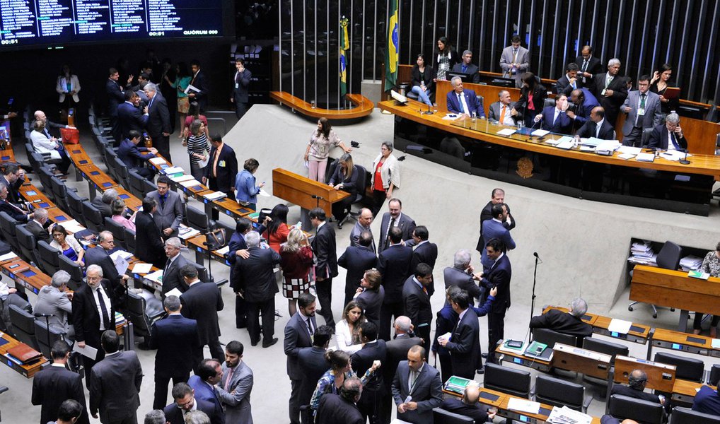 Proposta de Emenda à Constituição que prorroga a Desvinculação de Receitas da União (DRU) até 2023 foi aprovada em segundo turno; foram 340 votos a 96; parlamentares analisam os destaques apresentados ao substitutivo do deputado Laudivio Carvalho (SD-MG), que permite ao governo realocar livremente 30% das receitas obtidas com taxas, contribuições sociais e de intervenção sobre o domínio econômico (Cide), que hoje são destinadas, por determinação constitucional ou legal, a órgãos, fundos e despesas específicos