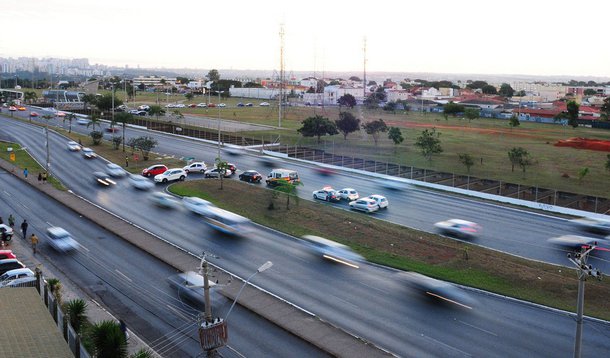 Está aberto até 29 de junho o procedimento de manifestação de interesse da parceria público-privada (PPP) da Transbrasília; empresários devem solicitar autorização para participar do projeto que visa ligar o Setor Policial Sul, no Plano Piloto, a Samambaia; são 26 km de via com a proposta de melhoria na mobilidade e na urbanização, além de promover o desenvolvimento econômico de todas as regiões incluídas no trajeto — Águas Claras, Guará, Park Way, Plano Piloto, Samambaia e Taguatinga; a prorrogação do prazo foi publicada no Diário Oficial 