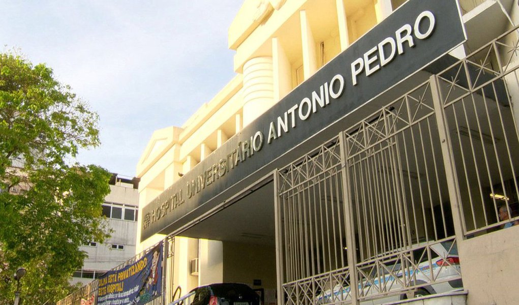 Policiais federais buscam cumprir 13 mandados de prisão preventiva contra acusados de roubar equipamentos médicos no Grande Rio; a 2ª Vara Federal Criminal de Niterói também expediu 28 mandados de busca e apreensão no Rio de Janeiro, Nova Iguaçu, Queimados, Duque de Caxias e São João de Meriti; segundo a PF, o grupo era especializado em furtar equipamentos de exames e procedimentos médicos como endoscopia, laparoscopia e doppler; houve furtos em várias clínicas e hospitais públicos e privados