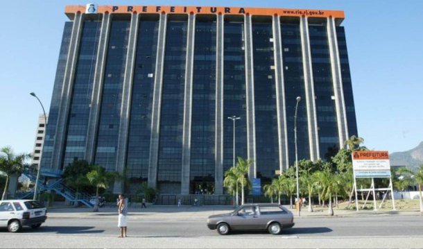 O Tribunal de Contas do Município (TCM) afirmou que houve um déficit de 0,32% nas contas de 2015 da Prefeitura do Rio, como mostrou o RJTV; apesar de considerar o índice pequeno, o relator conselheiro Antonio Carlos Flores disse que houve deficiência na execução orçamentária