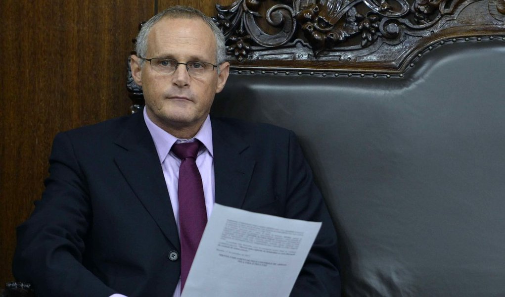 O dinheiro liberado pelo governo federal, de R$ 2,9 bilhões, será destinado pelo secretário estadual de Segurança, José Mariano Beltrame, ao pagamento de salários dos policiais; o Ministério do Planejamento ainda estuda detalhes técnicos, mas disse que a transferência dos recursos dever ser feita nos próximos dias; "Pagar o salário do servidor, pagar a premiação e o regime adicional de serviço. Posteriormente a isso, descentralizar o recurso, imediatamente, para as duas instituições, para que elas honrem seus compromissos que tão bastante atrasados. Eu acho que a partir daí a gente pode trabalhar com muito mais tranquilidade"