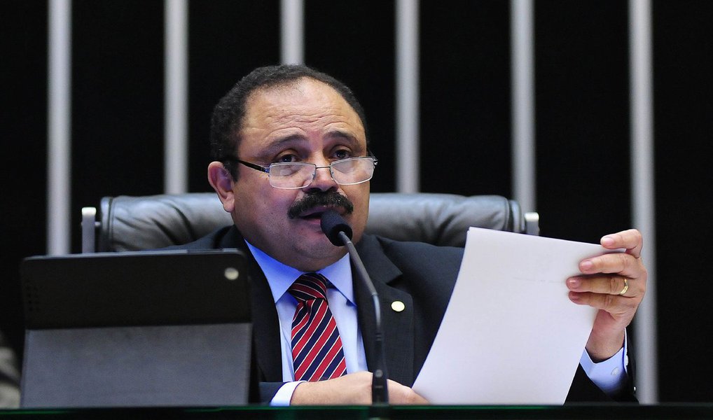 O presidente interino da Câmara, Waldir Maranhão (PP-MA), exonerou nesta terça (21) o diretor-executivo de Comunicação Social da Casa, Claudio Lessa; a demissão ocorreu após a TV Câmara ter transmitido ao vivo, em seu canal no Youtube e no canal alternativo da TV digital, as cerca de duas horas do pronunciamento e entrevista coletiva do presidente afastado da Câmara, Eduardo Cunha (PMDB-RJ)