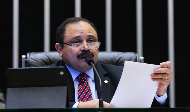 O presidente interino da Câmara, Waldir Maranhão (PP-MA), exonerou nesta terça (21) o diretor-executivo de Comunicação Social da Casa, Claudio Lessa; a demissão ocorreu após a TV Câmara ter transmitido ao vivo, em seu canal no Youtube e no canal alternativo da TV digital, as cerca de duas horas do pronunciamento e entrevista coletiva do presidente afastado da Câmara, Eduardo Cunha (PMDB-RJ)