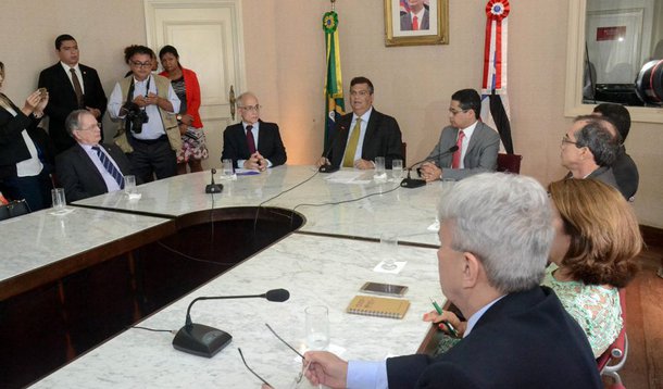 O Maranhão receberá R$ 14 milhões em recursos para aplicação nos serviços de saúde de média e alta complexidade; serão contempladas sete Unidades de Pronto Atendimento (UPAs) e dois serviços filantrópicos nos municípios de Imperatriz, São José de Ribamar, Caxias, Coroatá, Barra do Corda e São Luís; o montante foi garantido pelo Governo Federal durante assinatura de Portarias do Ministério da Saúde, em solenidade no Salão de Atos do Palácio dos Leões; para a capital serão destinados R$ 2,2 milhões a serem investidos em três UPAs e na Associação de Pais e Amigos dos Excepcionais (Apae)