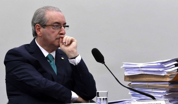 Procurador-geral da República, Rodrigo Janot, pediu ao Supremo Tribunal Federal a prisão do deputado afastado e presidente suspenso da Câmara dos Deputados, Eduardo Cunha (PMDB-RJ); PGR alega que parlamentar, que  foi afastado do mandato pelo Supremo no início de maio sob a acusação de que estaria utilizando seu cargo em benefício próprio, continuou fazendo articulações políticas; notícia foi veiculada pela TV Globo nesta manhã, mesmo dia em que foi publicada, pelo jornal O Globo, a informação de que Janot pediu as prisões do presidente do Senado, Renan Calheiros (PMDB-AL), do ex-presidente da República José Sarney (PMDB-AP) e do senador Romero Jucá (PMDB-RR) por tentar obstruir a Lava Jato
 