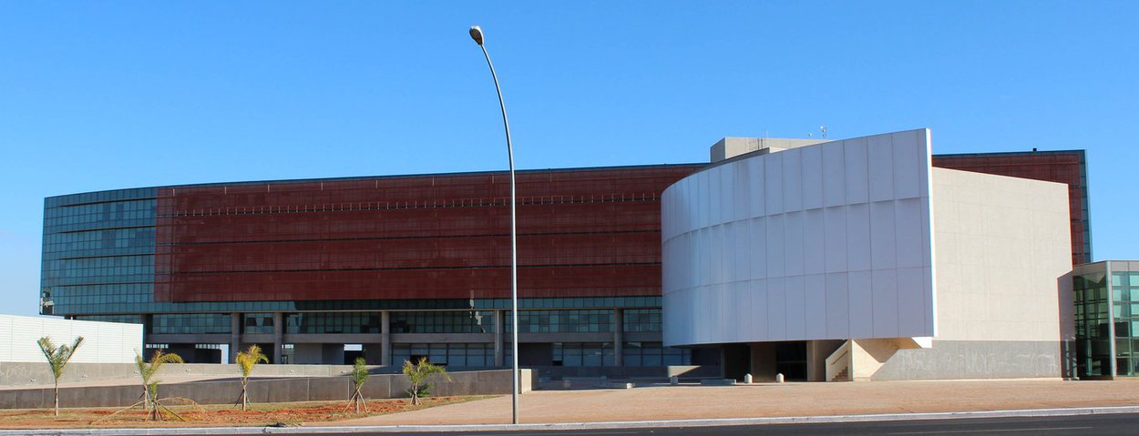 Para protestar contra “desvios na saúde”, cerca de 10 pessoas lavaram o chão em frente à Câmara Legislativa do Distrito Federal; ato foi motivado depois das denúncias sobre esquema de propina em contratos para pagar empresas de UTIs; caso provocou, na terça-feira (23), uma ação da Polícia Civil que cumpriu 14 mandados de busca e apreensão e 8 de condução coercitiva; decisão judicial afastou das funções a presidente do Legislativo, Celina Leão (PPS), Raimundo Ribeiro (PPS), primeiro secretário, o segundo secretário, Júlio César (PRB), e o terceiro secretário, Bispo Renato Andrade (PR) 