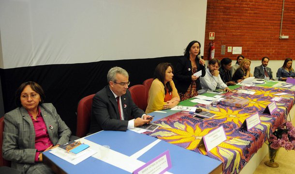 O governo do Distrito Federal lançou o Núcleo de Enfrentamento ao Feminicídio, com o objetivo é desenvolver e fomentar ações, programas e políticas para prevenir, investigar, processar e julgar a morte violenta de mulheres, travestis e transexuais identificadas com o gênero feminino; a solenidade ocorreu na Faculdade de Ciências de Saúde da UnB, na Asa Norte. A portaria de criação do grupo foi publicada no Diário Oficial do Distrito Federal; a secretária da Segurança Pública, Márcia de Alencar Araújo, presidirá os trabalhos do Núcleo de Enfrentamento ao Feminicídio, que será vinculado à Câmara Técnica de Monitoramento de Homicídios do Viva Brasília – Nosso Pacto Pela Vida, principal programa da pasta