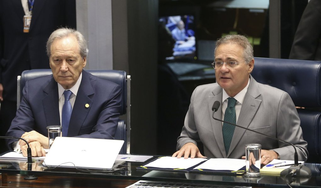 Para dar celeridade à discussão sobre a pronúncia da presidente Dilma Rousseff no processo de impeachment, os senadores fizeram um acordo para reduzir o tempo do intervalo que começou às 18h; os trabalhos serão suspensos por 30 minutos e não mais por uma hora como estava previsto; "Pelos cálculos que temos feito, é possível essa sessão transcorrer por no máximo mais sete horas", disse o autor da proposta, senador Randolfe Rodrigues (Rede-AP); proposta foi apoiada até por senadores que apoiam Dilma, como Gleisi Hoffmann (PT-PR); com o intervalo mais curto, a expectativa é que o plenário encerre a votação do relatório do senador Antonio Anastasia (PSDB-MG) até a 0h