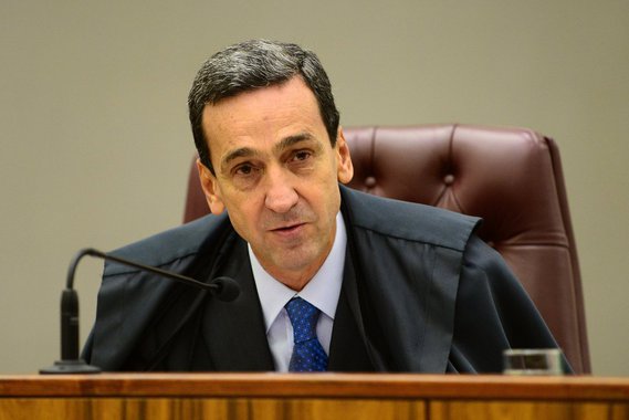 Presidente do Superior Tribunal de Justiça (STJ), Francisco Falcão, é alvo de um dos pedidos de inquérito apresentado pelo procurador-geral da República, Rodrigo Janot, nas investigações da Lava Jato, e disse não haver nenhuma relação entre o fato com o pedido de férias; ele e o ministro Marcelo Navarro, também do STJ, foram citados na delação do ex-senador Delcídio Amaral, em suposta manobra para soltar empreiteiros presos, entre eles o ex-presidente da Odebrecht Marcelo Odebrecht