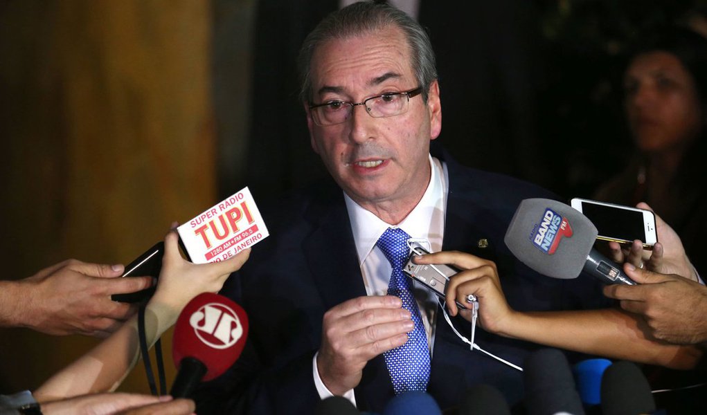 Pressionado pela Lava Jato e pela votação no plenário de sua cassação, o presidente afastado da Câmara, Eduardo Cunha (PMDB-RJ), prepara um pronunciamento à imprensa para esta segunda-feira (20), sem confirmação de horário; a reaparição pública do peemedebista aumenta os rumores sobre uma eventual renúncia dele ao comando da Casa, segundo o Congresso em Foco