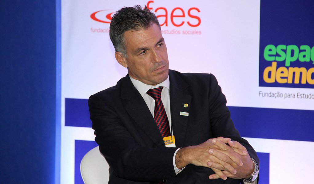 Presidente da estatal, Guilherme Campos, disse que, para tentar equilibrar as finanças, a empresa cortará patrocínios, venderá imóveis, cogita empréstimo bancário, renegocia a parceria com o Banco do Brasil no Banco Postal e ainda quer aumentar a participação dos funcionários no plano de saúde; os Correios registraram um prejuízo de R$ 2,1 bilhões no ano passado e um novo rombo de R$ 900 milhões nos cinco primeiros meses de 2016 