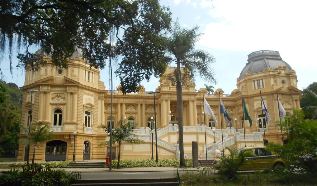 O governo do estado do Rio de Janeiro tem três dias para depositar os benefícios, referentes ao mês de maio, do Programa Morar Seguro, que instituiu o aluguel social;éÉ o que determina uma liminar obtida pela Defensoria Pública junto à 13ª Vara de Fazenda Pública da comarca da capital; a decisão vai beneficiar pelo menos 10 mil famílias atualmente cadastradas; segundo o defensor público João Helvecio de Carvalho, que atuou no caso, muitas foram incluídas no programa após perderem suas casas em razão de tragédias naturais, como desmoronamentos de encostas e enchentes