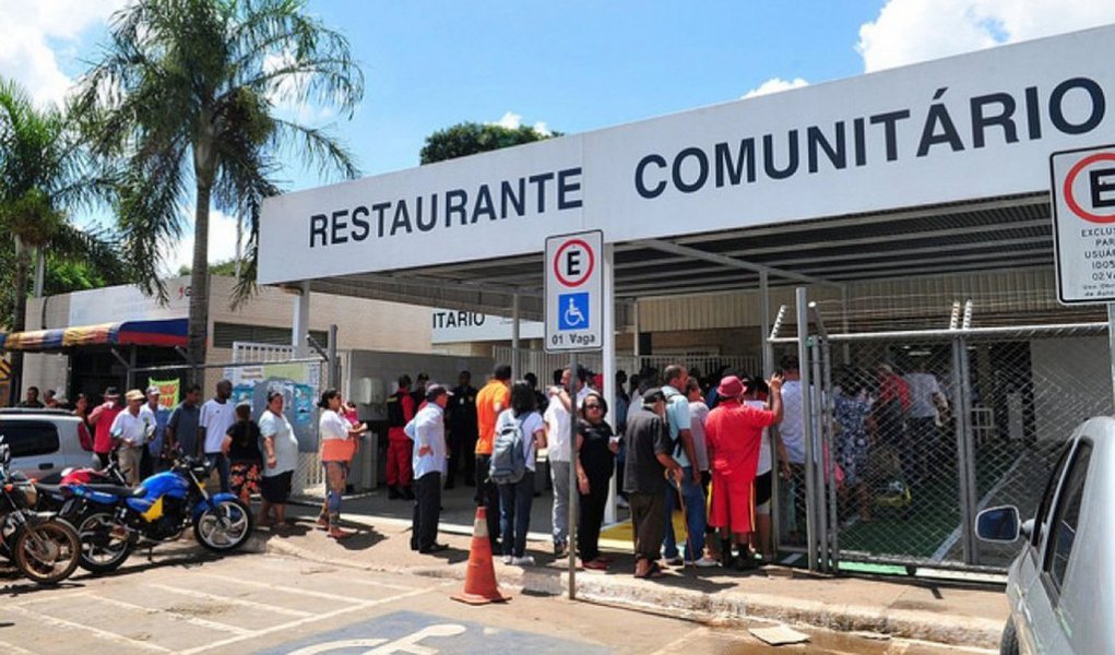O governo do Distrito Federal retificará decreto que trata da inclusão de duas refeições — café da manhã e jantar —, além do serviço de almoço no Restaurante Comunitário do Sol Nascente, em Ceilândia; o novo texto deixará claro o caráter experimental do serviço por um período de 90 dias nessa unidade e que uma possível continuidade e expansão da medida para outros restaurantes do DF dependerá de um estudo de viabilidade, considerando-se a demanda e os custos; a previsão é que publicação no Diário Oficial do Distrito Federal desta quinta-feira (13) tornará o Decreto nº 37.700, de 10 de outubro de 2016, sem efeito; ainda nesta quinta, o governo trabalha para que seja publicado o novo decreto, em edição extra
 