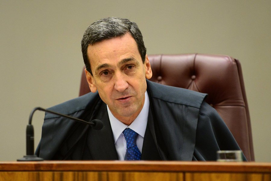 Presidente do Superior Tribunal de Justiça (STJ), Francisco Falcão, é alvo de um dos pedidos de inquérito apresentado pelo procurador-geral da República, Rodrigo Janot, nas investigações da Lava Jato, e disse não haver nenhuma relação entre o fato com o pedido de férias; ele e o ministro Marcelo Navarro, também do STJ, foram citados na delação do ex-senador Delcídio Amaral, em suposta manobra para soltar empreiteiros presos, entre eles o ex-presidente da Odebrecht Marcelo Odebrecht