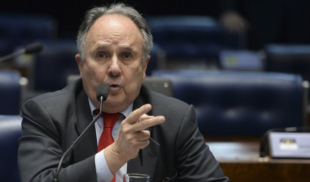 Segundo o senador Cristovam Buarque (PPS-DF), a primeira razão é "por causa do fracasso do governo, das narrativas falsas, da manipulação das informações, do dinheiro irresponsavelmente gasto"; a segunda deve-se "ao risco do futuro"; a seguir, entretanto, ele reconheceu: "Se fossem só essas duas coisas, seria desejável o impeachment, mas não seria legal o impeachment"