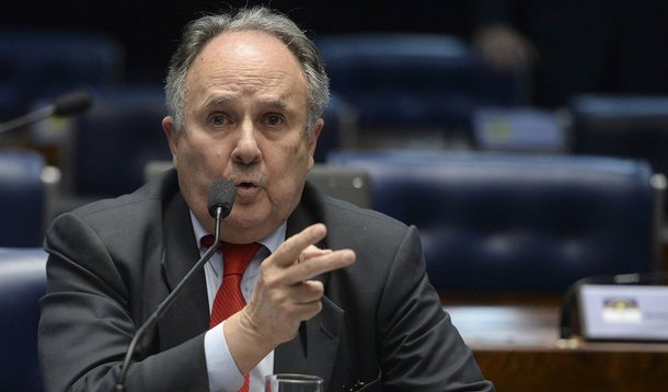 Segundo o senador Cristovam Buarque (PPS-DF), a primeira razão é "por causa do fracasso do governo, das narrativas falsas, da manipulação das informações, do dinheiro irresponsavelmente gasto"; a segunda deve-se "ao risco do futuro"; a seguir, entretanto, ele reconheceu: "Se fossem só essas duas coisas, seria desejável o impeachment, mas não seria legal o impeachment"