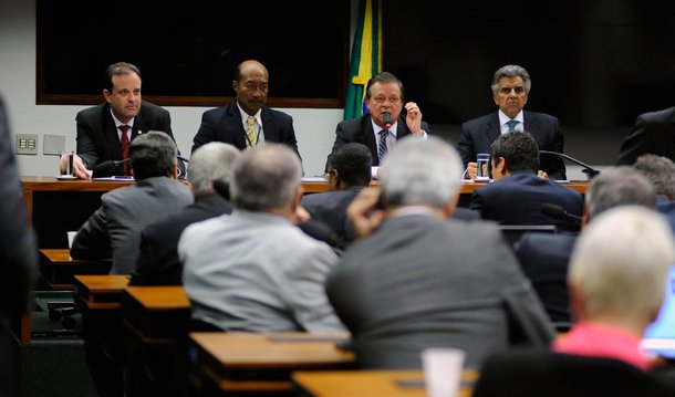 A base do presidente interino Michel Temer decidiu nesta quinta (7) convocar a sessão para eleger o novo presidente da Câmara para a próxima terça (12); a decisão contraria a convocação do presidente interino da Casa, Waldir Maranhão (PP-MA), que havia convocado a sessão de eleição para quinta (14), às 16h; conforme o entendimento da Secretaria-Geral da Mesa, a decisão dos líderes não anula a sessão de quinta, mas se o novo presidente da Câmara for eleito na terça, a sessão que Maranhão convocou fica prejudicada