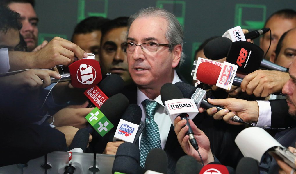 O presidente afastado da Câmara, Eduardo Cunha (PMDB-RJ), divulgou nota nesta terça (14) na qual afirma que vai recorrer à Comissão de Constituição e Justiça (CCJ) da decisão do Conselho de Ética, que votou por sua cassação; ele afirmou ser “inocente” da acusação de ter mentido aos pares e disse que o processo no Conselho de Ética foi conduzido de forma irregular; “O processo foi todo conduzido com parcialidade, com nulidades gritantes, incluindo o próprio relator, que não poderia ter proferido parecer após ter se filiado a partido integrante de bloco do meu partido", afirmou